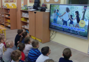 Grupa dzieci podczas oglądania filmu "Prawa Dziecka".